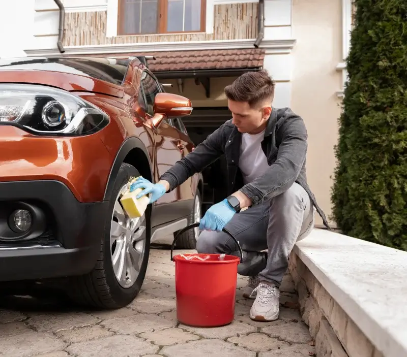 Lavage auto à domicile Pont-Salomon : professionnel intervenant sur un véhicule
